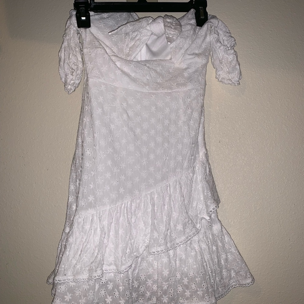White keyhole dress with ruffles at the bottom 👗
